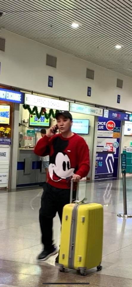 Clip: Seungri (Big Bang) bất ngờ xuất hiện một mình tại sân bay Sài Gòn, fan phát hiện ra lý do anh trở lại Việt Nam - Ảnh 2.