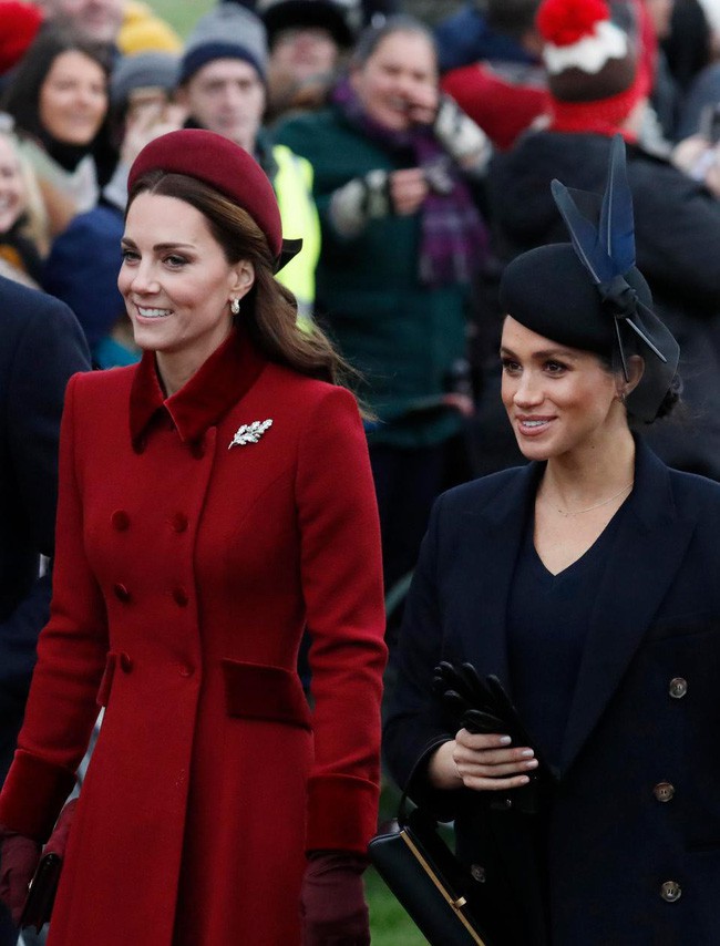 Kate và em dâu Meghan mặt đối mặt dự lễ Giáng Sinh và đây là cách họ trả lời cho tin đồn mâu thuẫn - Ảnh 4.