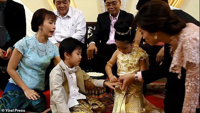 Cặp sinh đôi Thái Lan được tổ chức hôn lễ vì gia đình tin rằng 2 em là người tình kiếp trước - Ảnh 4.