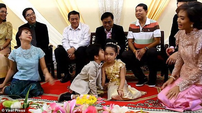 Cặp sinh đôi Thái Lan được tổ chức hôn lễ vì gia đình tin rằng 2 em là người tình kiếp trước - Ảnh 5.