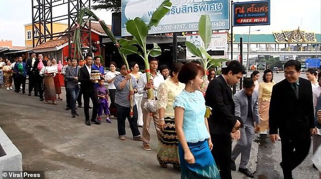 Cặp sinh đôi Thái Lan được tổ chức hôn lễ vì gia đình tin rằng 2 em là người tình kiếp trước - Ảnh 6.
