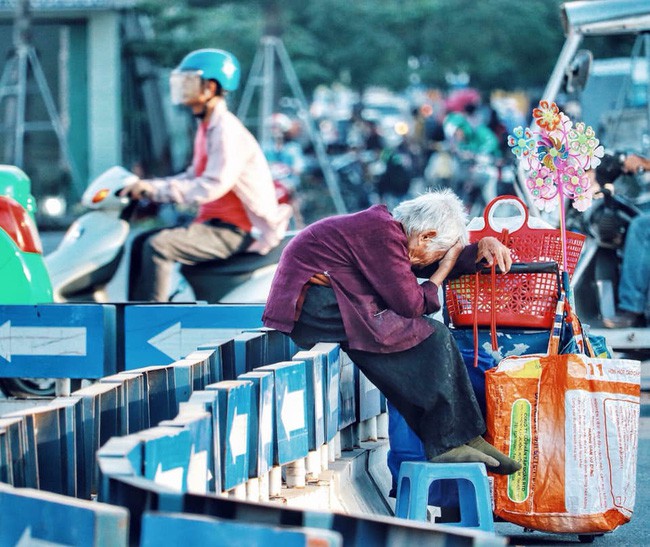 Ngày cuối năm, nhói lòng nhìn cụ bà gần đất xa trời gục mặt vào gánh hàng rong giữa ngã tư Hà Nội - Ảnh 1.