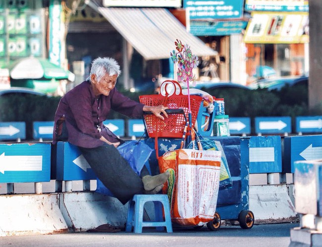 Ngày cuối năm, nhói lòng nhìn cụ bà gần đất xa trời gục mặt vào gánh hàng rong giữa ngã tư Hà Nội - Ảnh 2.