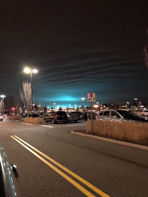 Bầu trời New York sáng lòa màu xanh kỳ lạ sau một vụ nổ - Ảnh 3.