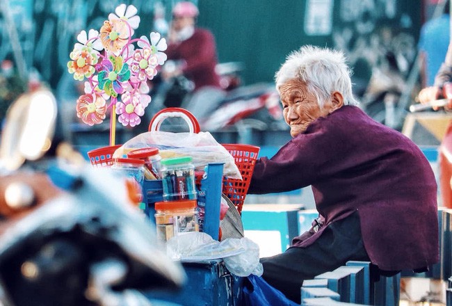 Ngày cuối năm, nhói lòng nhìn cụ bà gần đất xa trời gục mặt vào gánh hàng rong giữa ngã tư Hà Nội - Ảnh 3.