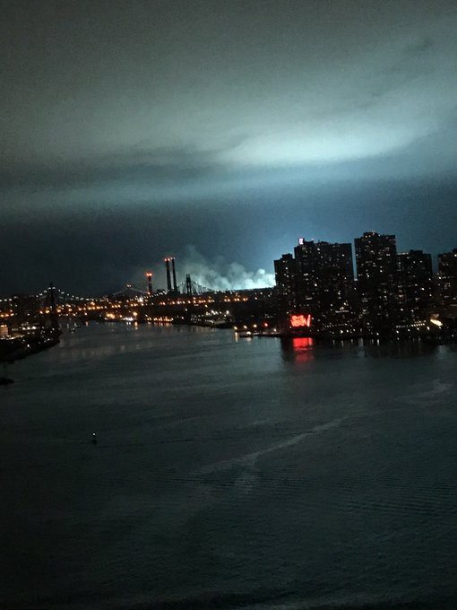 Bầu trời New York sáng lòa màu xanh kỳ lạ sau một vụ nổ - Ảnh 4.