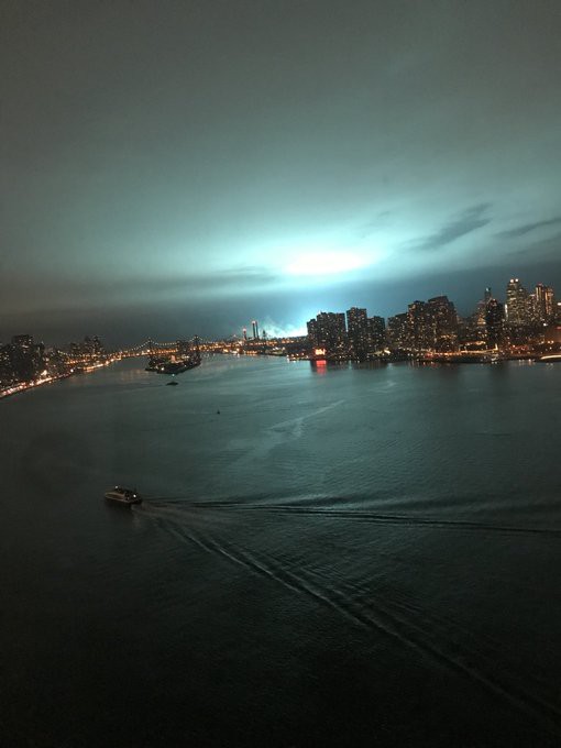 Bầu trời New York sáng lòa màu xanh kỳ lạ sau một vụ nổ - Ảnh 5.