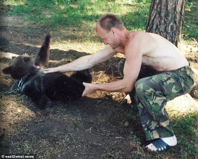 Nga: Chú thợ săn nuôi dưỡng gấu con từ tấm bé, lớn lên gấu xổng chuồng rồi ăn thịt chủ luôn - Ảnh 5.