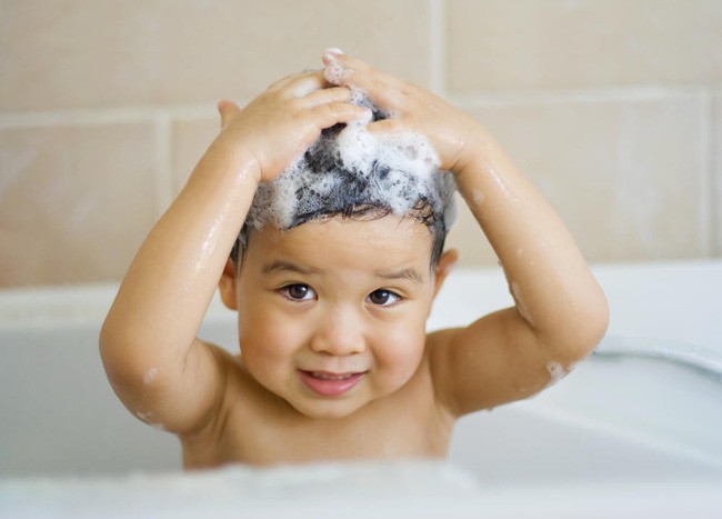 3 thời điểm mẹ không nên tắm cho trẻ bởi có thể nguy hiểm đến sức khỏe - Ảnh 1.