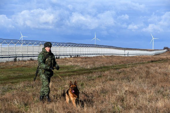 Nga vừa xây xong bức tường nhanh, rẻ và khủng giữa Ukraine-Crimea: Ghen tị chưa, ông Trump! - Ảnh 5.