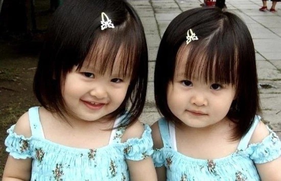 15 năm kể từ đoạn clip gây bão, “cặp song sinh xinh nhất Đài Loan” lớn lên thành thiếu nữ tài năng lại còn xinh đẹp hết phần thiên hạ - Ảnh 1.