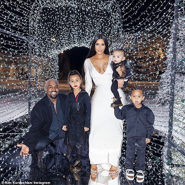 Thần thái rich kid đầy kiêu kỳ, con gái 5 tuổi của Kim Kardashian đẹp lấn át cả mẹ trong loạt ảnh Giáng Sinh - Ảnh 4.