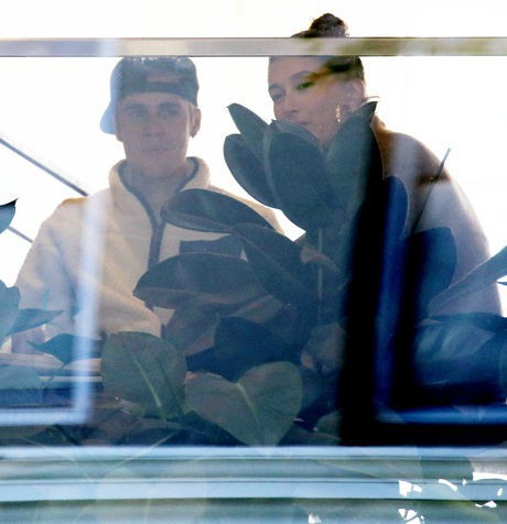 Vợ chồng Hailey và Justin Bieber tranh cãi giữa quán cà phê vì một lý do liên quan đến Selena Gomez - Ảnh 1.