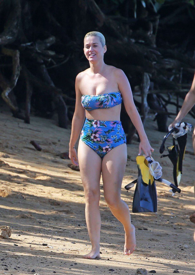 Hạnh phúc trong tình yêu với Orlando Bloom, Katy Perry lộ dáng ngày càng béo khi mặc bikini - Ảnh 1.