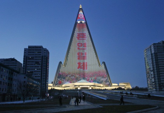 Khách sạn không người cao nhất thế giới thắp sáng niềm kiêu hãnh Triều Tiên - Ảnh 1.