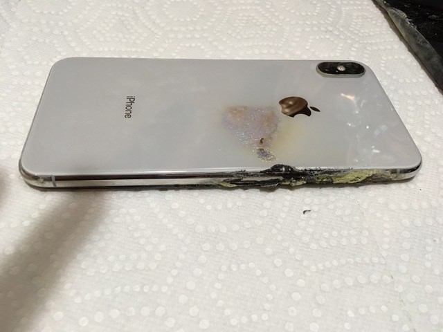 iPhone XS mua chưa đầy 1 tháng phát nổ ngay trong túi, chủ nhân vừa chạy vừa cởi quần vì sợ - Ảnh 2.