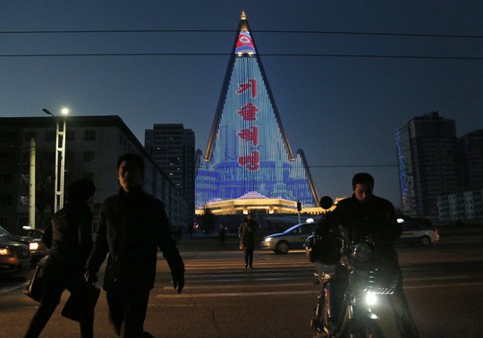 Khách sạn không người cao nhất thế giới thắp sáng niềm kiêu hãnh Triều Tiên - Ảnh 2.