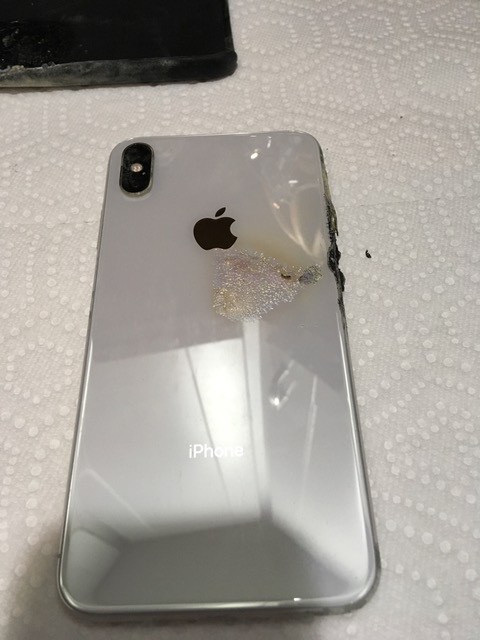 iPhone XS mua chưa đầy 1 tháng phát nổ ngay trong túi, chủ nhân vừa chạy vừa cởi quần vì sợ - Ảnh 4.