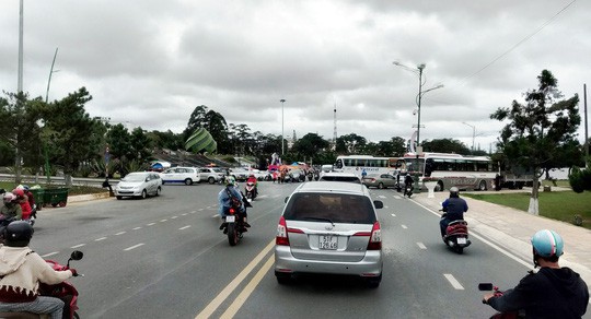 Du khách đội rét ùn ùn lên Đà Lạt dịp Tết dương lịch - Ảnh 10.