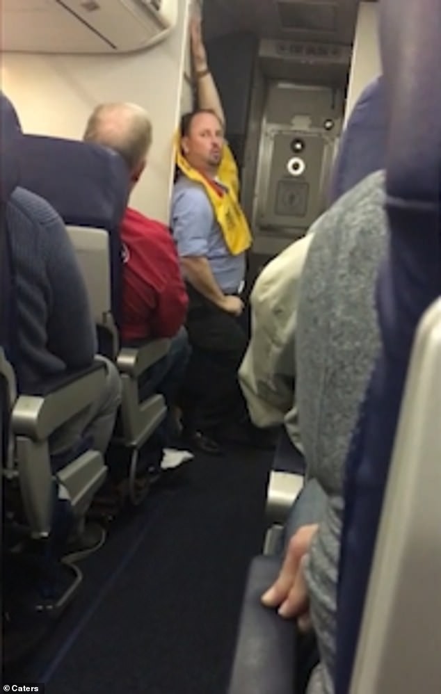 Nam tiếp viên múa cột nóng bỏng trên máy bay khiến hành khách cười vỡ bụng - Ảnh 2.