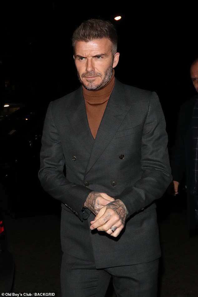 David Beckham bỗng cau mày khó chịu khi đi dự tiệc cùng Victoria và con trai cả Brooklyn - Ảnh 2.