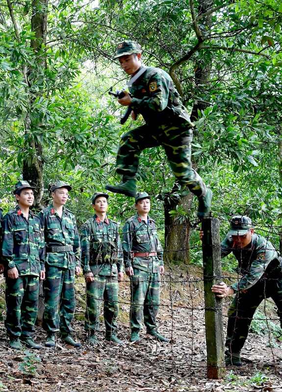 Bộ đội trinh sát khổ luyện - Ảnh 2.