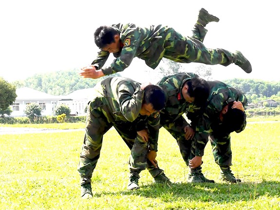 Bộ đội trinh sát khổ luyện - Ảnh 3.