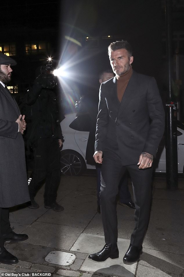 David Beckham bỗng cau mày khó chịu khi đi dự tiệc cùng Victoria và con trai cả Brooklyn - Ảnh 4.