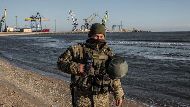 Căng thẳng leo thang: Ukraine triển khai quân lực đến biên giới, Nga tập trận tên lửa sấm sét - Ảnh 1.