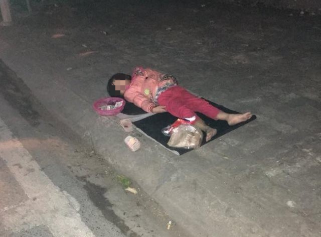 Bé gái 5 tuổi ngủ vỉa hè trong đêm lạnh vừa phải nhập viện cấp cứu - Ảnh 2.