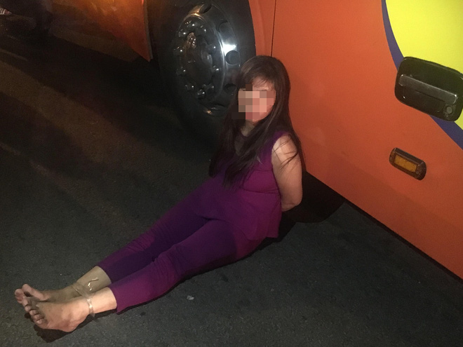 Người phụ nữ nghi ngáo đá lao đầu vào xe khách tự tử trên quốc lộ 13 - Ảnh 2.