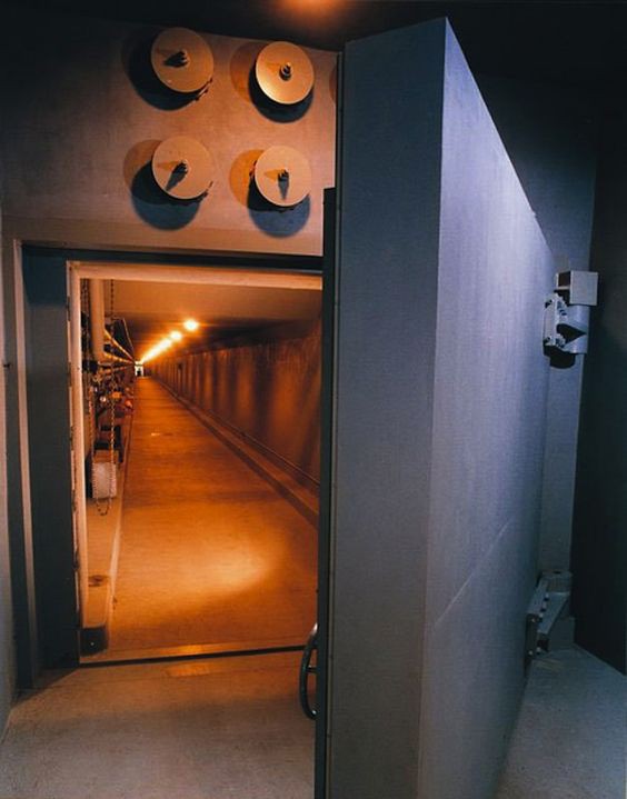 Khám phá những căn hầm trú ẩn hạt nhân bí mật thời Thế Chiến II - Ảnh 1.