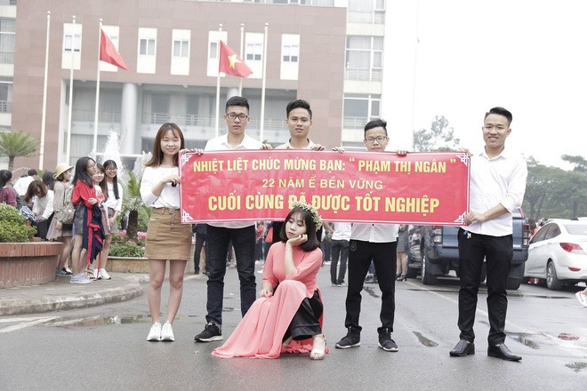 Thanh xuân sẽ rất buồn nếu không có bạn thân, lầy đến mức in banner để tố giác nhau ngày tốt nghiệp - Ảnh 1.