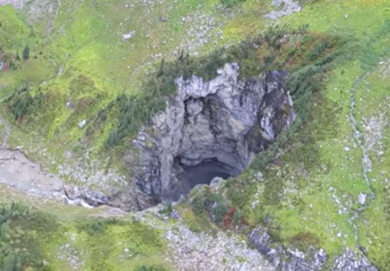 Bị tuyết che phủ nửa thế kỷ, hang động đồ sộ bậc nhất Canada giờ mới được phát hiện - Ảnh 4.