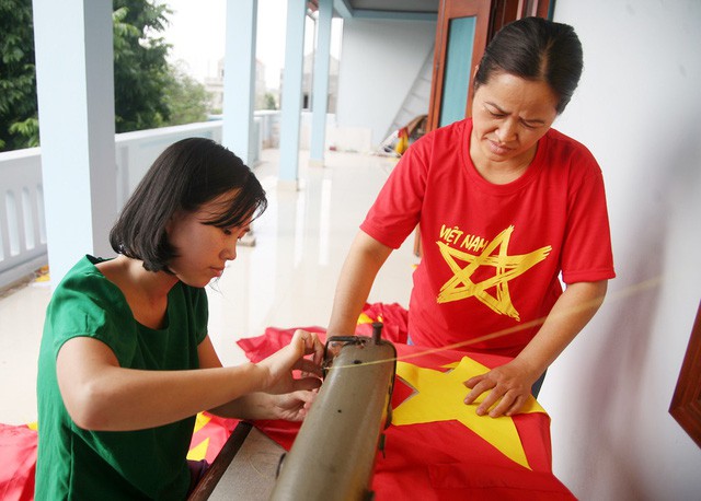 “Đại công xưởng” sản xuất cờ, băng-rôn phục vụ người hâm mộ trước trận bán kết chiều nay - Ảnh 13.