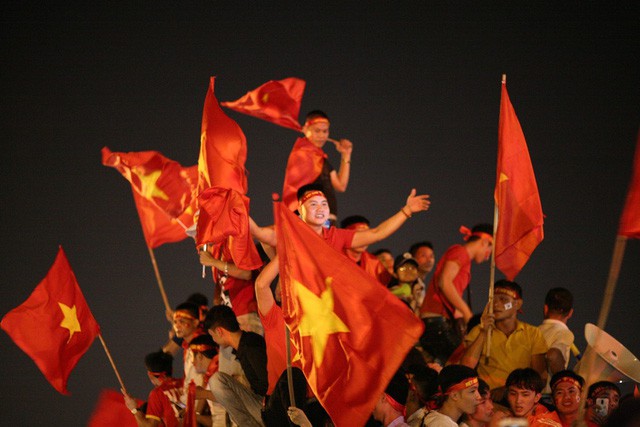 Việt Nam vào chung kết, biển người khắp cả nước xuống đường ăn mừng - Ảnh 5.