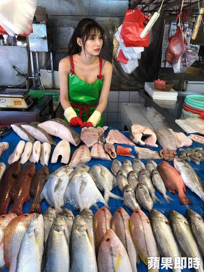 Ra chợ phụ mẹ bán hàng, cô gái xinh đẹp bỗng trở thành hiện tượng MXH với danh hiệu hotgirl mổ cá - Ảnh 2.