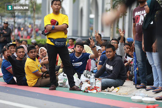 Không hề kém fan Việt, đội quân vàng Malaysia vây kín Bukit Jalil ngay từ lúc nửa đêm - Ảnh 12.