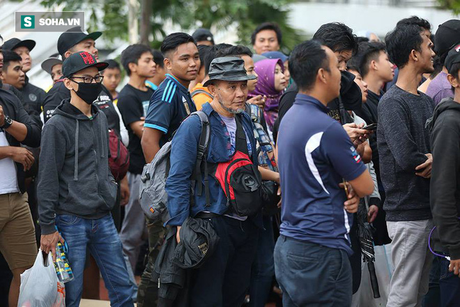 Không hề kém fan Việt, đội quân vàng Malaysia vây kín Bukit Jalil ngay từ lúc nửa đêm - Ảnh 11.