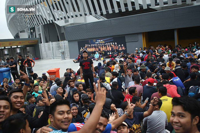 Không hề kém fan Việt, đội quân vàng Malaysia vây kín Bukit Jalil ngay từ lúc nửa đêm - Ảnh 10.