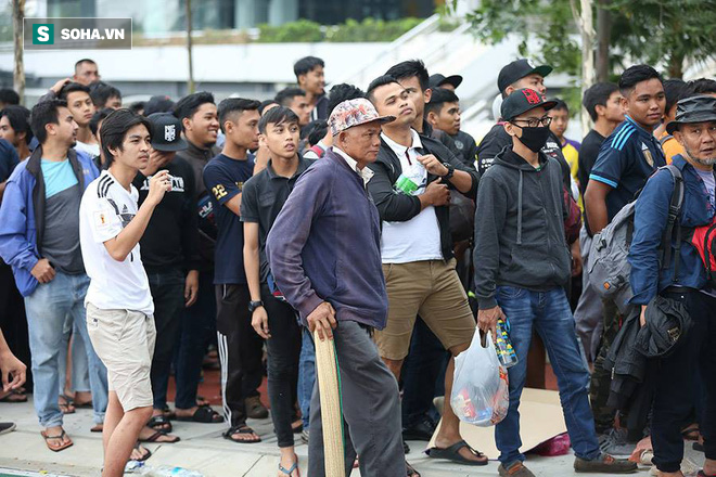 Không hề kém fan Việt, đội quân vàng Malaysia vây kín Bukit Jalil ngay từ lúc nửa đêm - Ảnh 9.