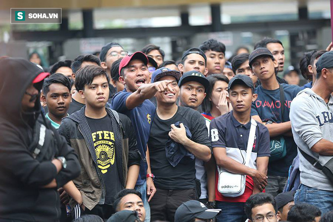 Không hề kém fan Việt, đội quân vàng Malaysia vây kín Bukit Jalil ngay từ lúc nửa đêm - Ảnh 6.