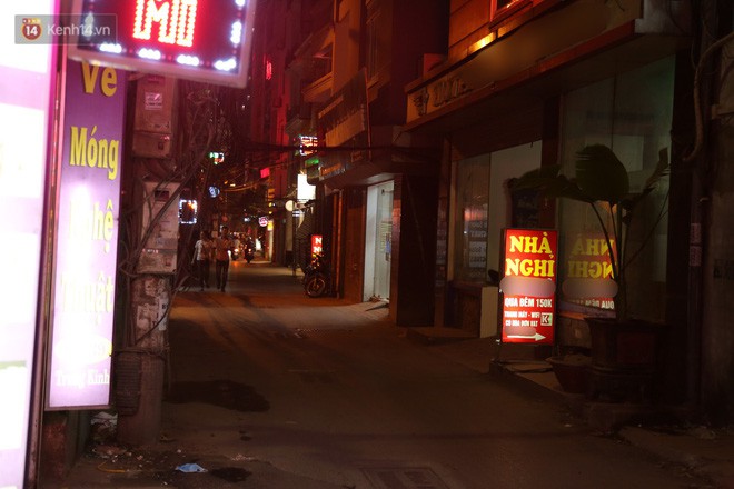 Clip: Không thuộc danh sách 10 điểm nghi có hoạt động mại dâm nhưng đây là những gì xảy ra trên phố Trần Duy Hưng mỗi đêm - Ảnh 2.