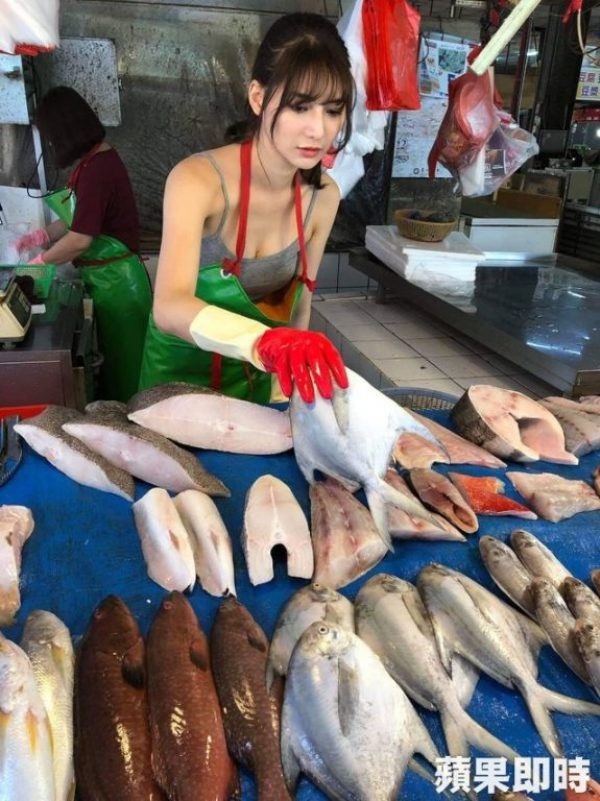 Bí mật về cô gái được gọi là nữ thần bán cá xinh như mộng đang gây sốt MXH Đài Loan - Ảnh 1.