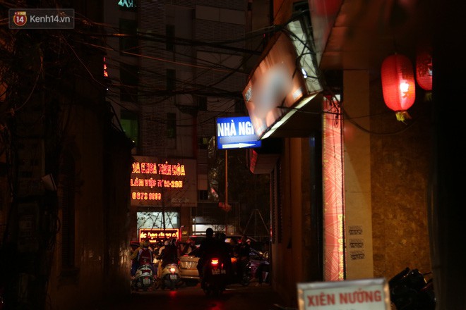 Clip: Không thuộc danh sách 10 điểm nghi có hoạt động mại dâm nhưng đây là những gì xảy ra trên phố Trần Duy Hưng mỗi đêm - Ảnh 3.