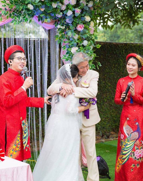 Chuyện tình xúc động của NSND Thanh Hoa: Gần 70 tuổi mới được mặc váy cô dâu - Ảnh 1.