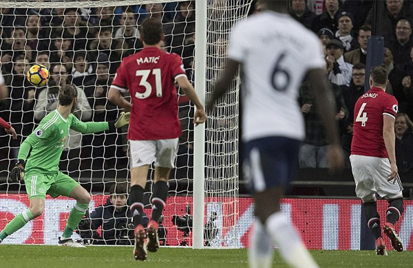 Alexis Sanchez gây thất vọng: Đến M.U nhưng chưa thoát nỗi ám ảnh Arsenal - Ảnh 2.