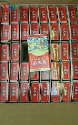 Quà Tết: Hàng xách tay giá tiền triệu vẫn đắt khách - Ảnh 2.