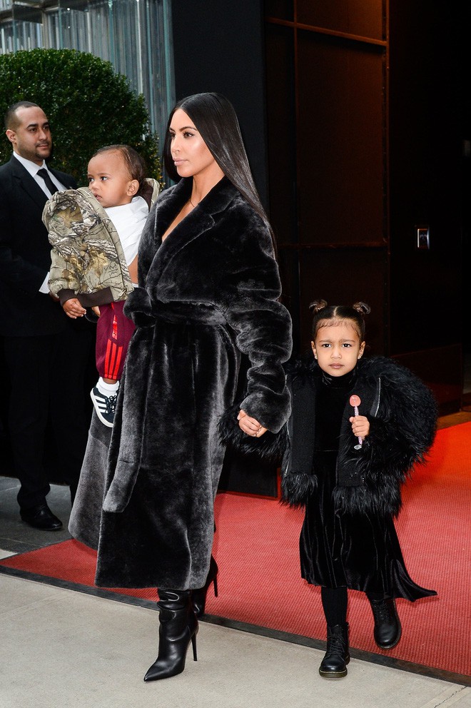 Cuộc sống thượng hạng của các con nhà Kardashian: 1 tuổi đã đeo kim cương, đi chơi khắp thế giới bằng phi cơ riêng - Ảnh 26.