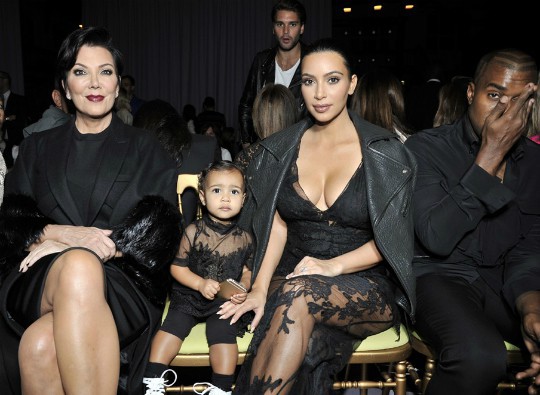 Cuộc sống thượng hạng của các con nhà Kardashian: 1 tuổi đã đeo kim cương, đi chơi khắp thế giới bằng phi cơ riêng - Ảnh 5.